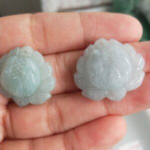 2 pcs / 4 pcs 20 - 27 mm high quality natural Burmese jadeite lotus flower pendant bead